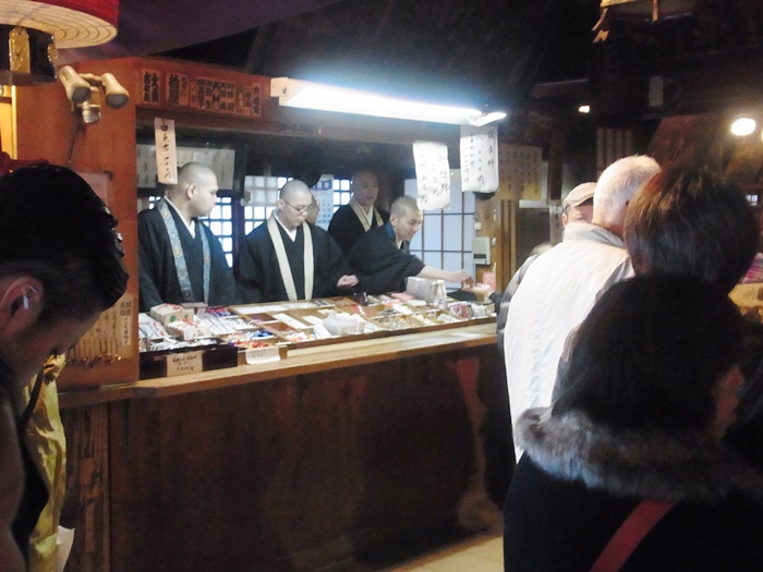 御守りは本堂で買い求める