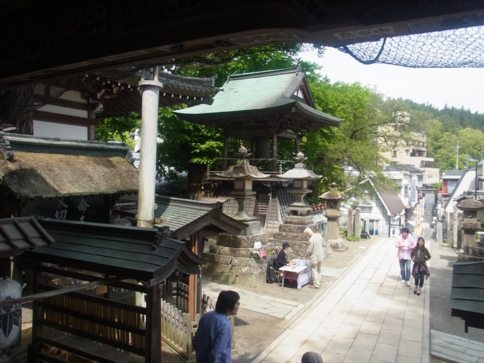 本堂から境内を眺める