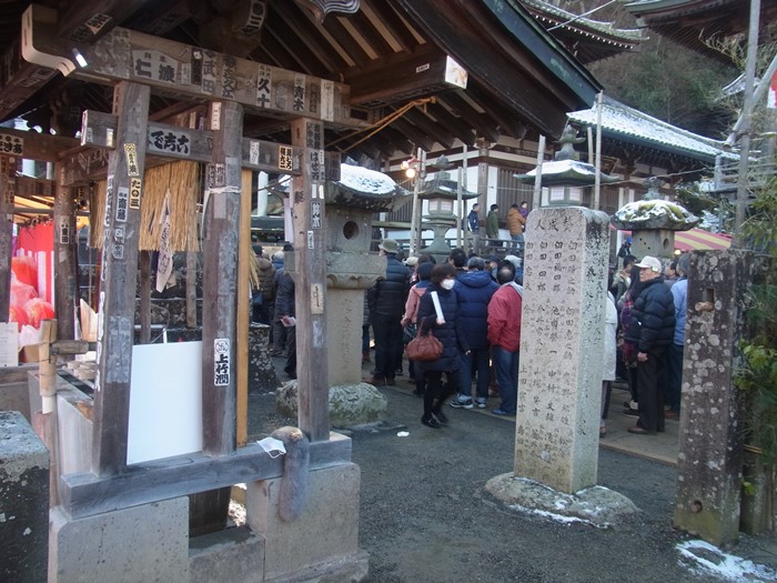 北向観音本堂前の洗水