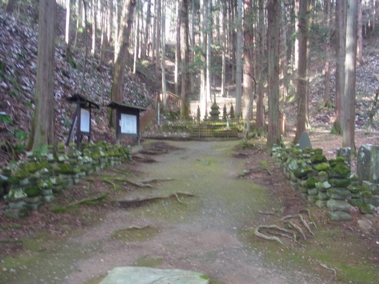 石造多宝塔への道