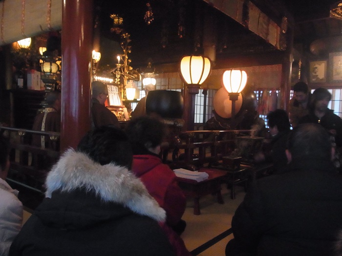 護摩堂で参拝する様子