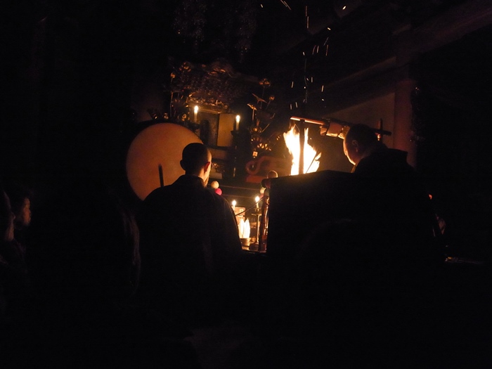 護摩を焚いている写真