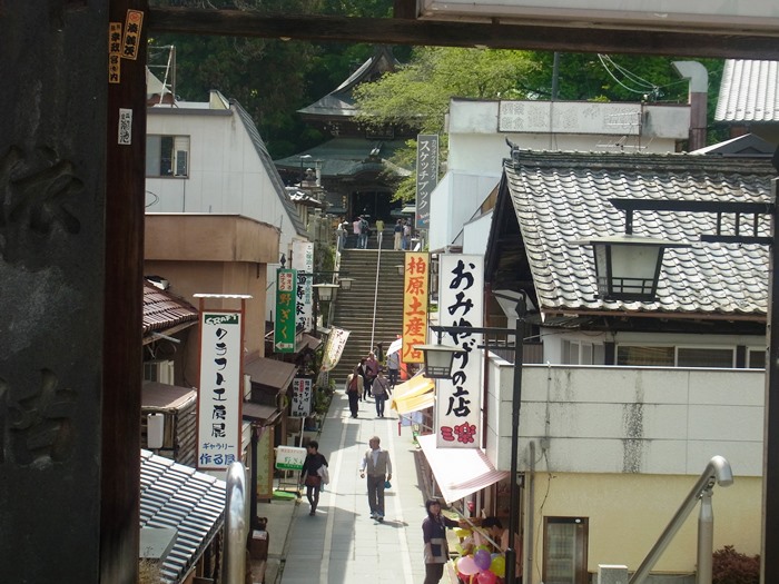 参道入口から見える土産物店