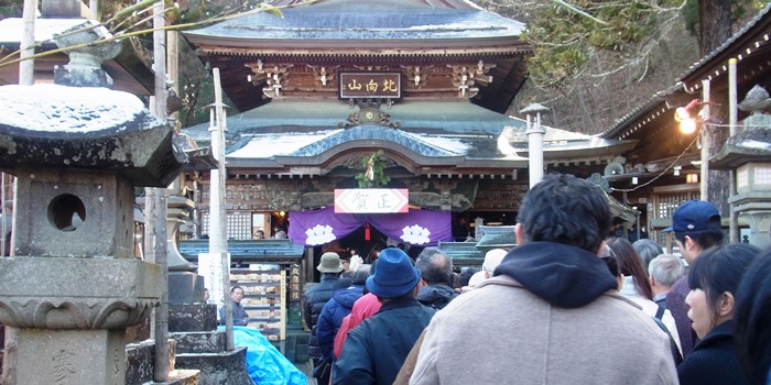 たくさんの人でにぎわう北向観音の画像