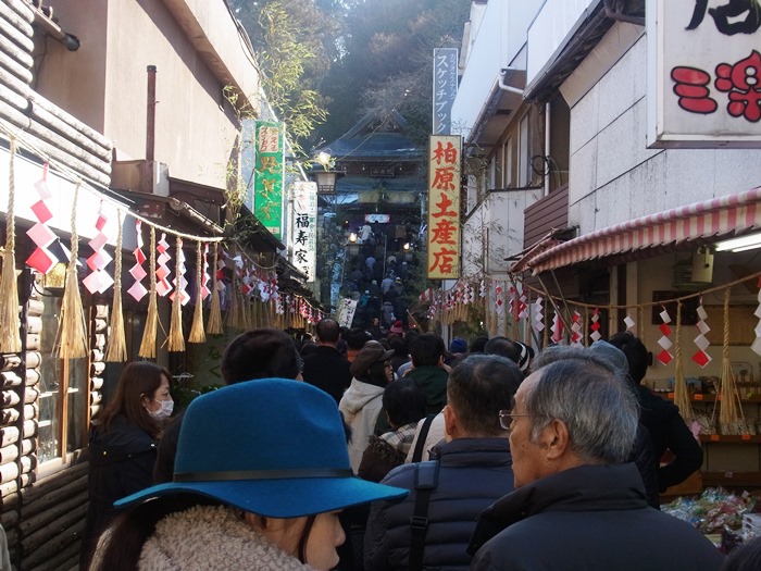 初詣シーズンの北向観音の参道