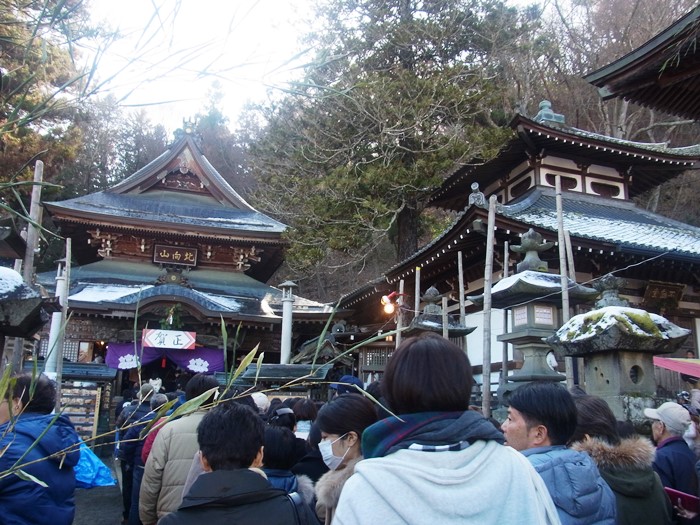 初詣の際の北向観音本堂前